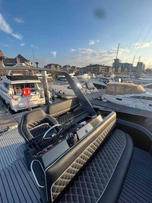 Yacht "X" - 44 Foot Modern Yacht On 5 Star Ocean Village Marina - Minutes Away From City Centre And Cruise Terminals, Free Parking ,Spa Package Available! Southampton Esterno foto