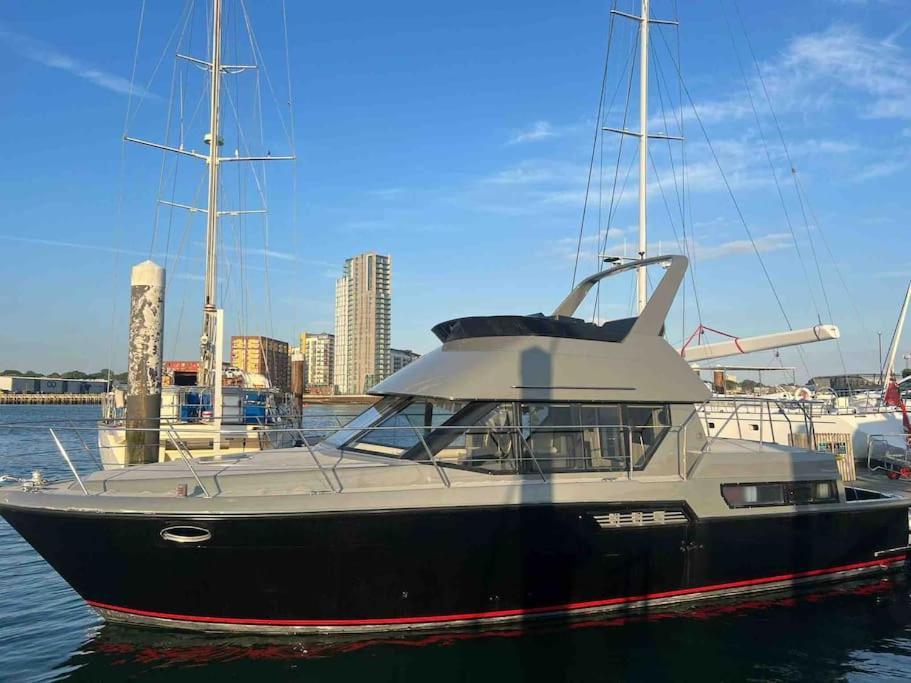 Yacht "X" - 44 Foot Modern Yacht On 5 Star Ocean Village Marina - Minutes Away From City Centre And Cruise Terminals, Free Parking ,Spa Package Available! Southampton Esterno foto