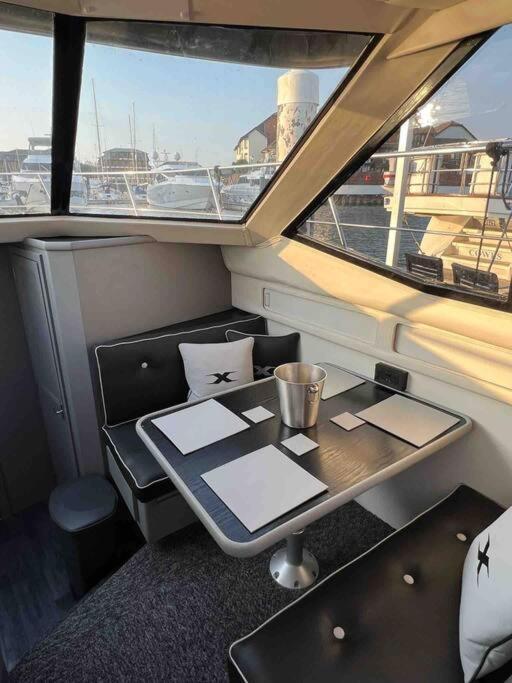 Yacht "X" - 44 Foot Modern Yacht On 5 Star Ocean Village Marina - Minutes Away From City Centre And Cruise Terminals, Free Parking ,Spa Package Available! Southampton Esterno foto