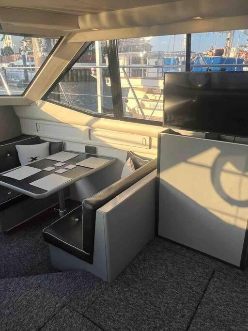 Yacht "X" - 44 Foot Modern Yacht On 5 Star Ocean Village Marina - Minutes Away From City Centre And Cruise Terminals, Free Parking ,Spa Package Available! Southampton Esterno foto