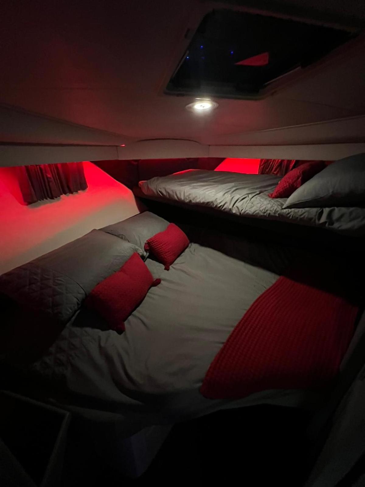 Yacht "X" - 44 Foot Modern Yacht On 5 Star Ocean Village Marina - Minutes Away From City Centre And Cruise Terminals, Free Parking ,Spa Package Available! Southampton Esterno foto