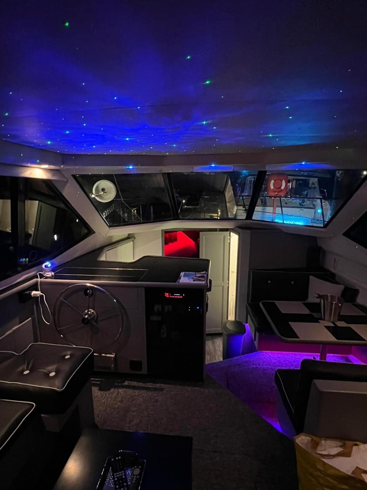 Yacht "X" - 44 Foot Modern Yacht On 5 Star Ocean Village Marina - Minutes Away From City Centre And Cruise Terminals, Free Parking ,Spa Package Available! Southampton Esterno foto