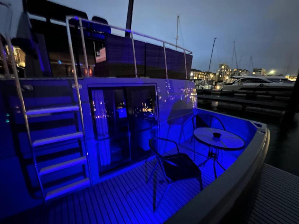 Yacht "X" - 44 Foot Modern Yacht On 5 Star Ocean Village Marina - Minutes Away From City Centre And Cruise Terminals, Free Parking ,Spa Package Available! Southampton Esterno foto