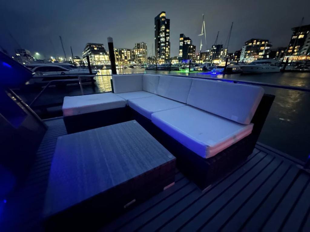 Yacht "X" - 44 Foot Modern Yacht On 5 Star Ocean Village Marina - Minutes Away From City Centre And Cruise Terminals, Free Parking ,Spa Package Available! Southampton Esterno foto