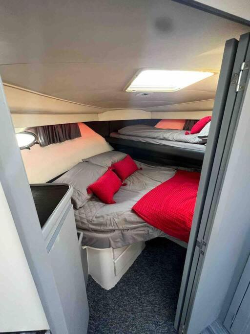 Yacht "X" - 44 Foot Modern Yacht On 5 Star Ocean Village Marina - Minutes Away From City Centre And Cruise Terminals, Free Parking ,Spa Package Available! Southampton Esterno foto