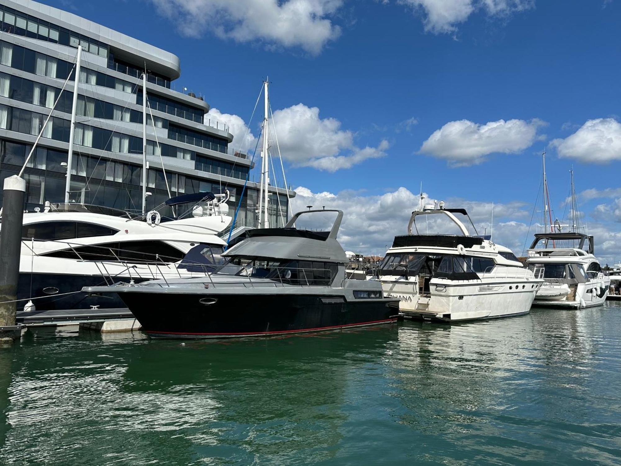 Yacht "X" - 44 Foot Modern Yacht On 5 Star Ocean Village Marina - Minutes Away From City Centre And Cruise Terminals, Free Parking ,Spa Package Available! Southampton Esterno foto