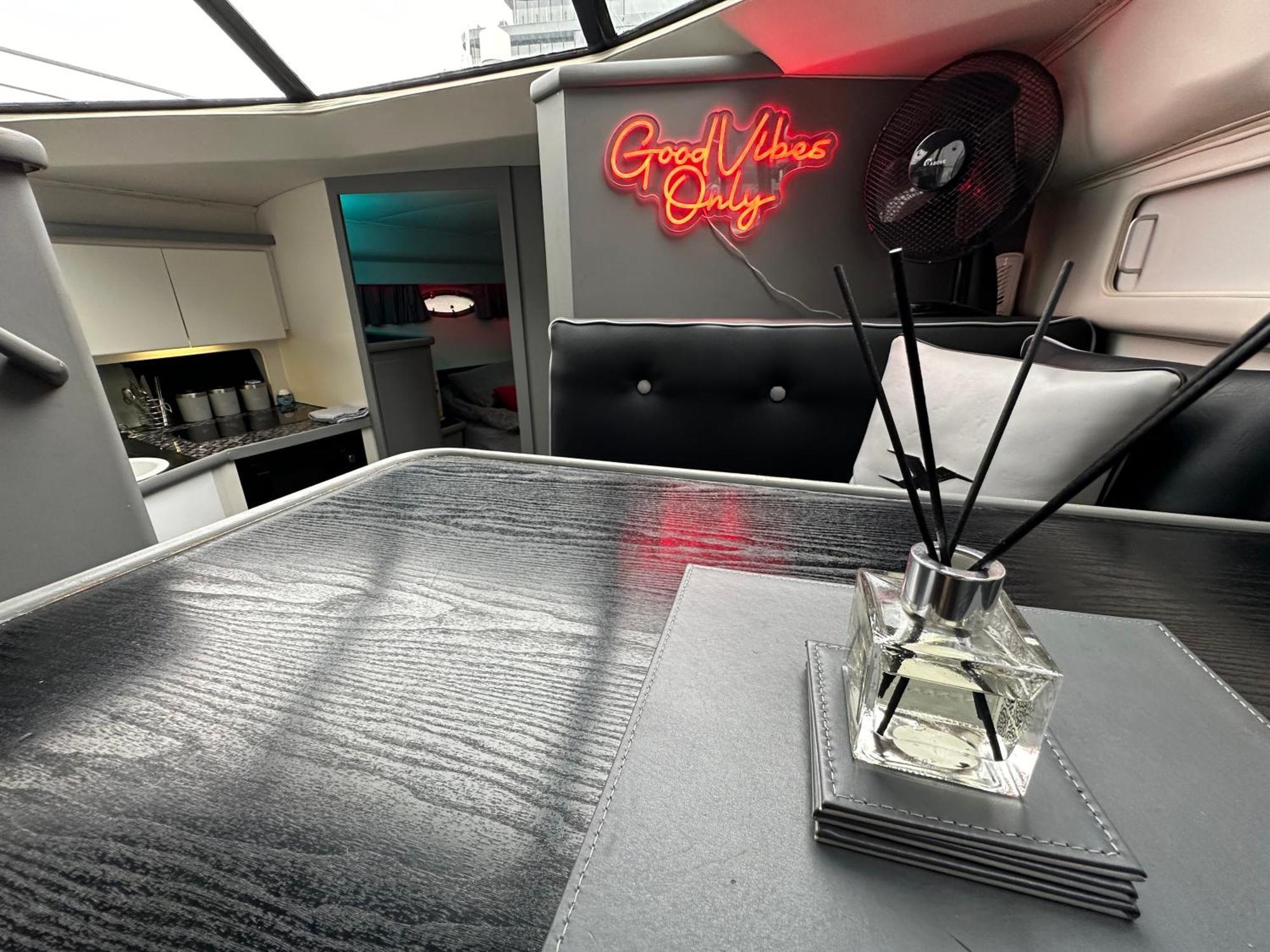 Yacht "X" - 44 Foot Modern Yacht On 5 Star Ocean Village Marina - Minutes Away From City Centre And Cruise Terminals, Free Parking ,Spa Package Available! Southampton Esterno foto