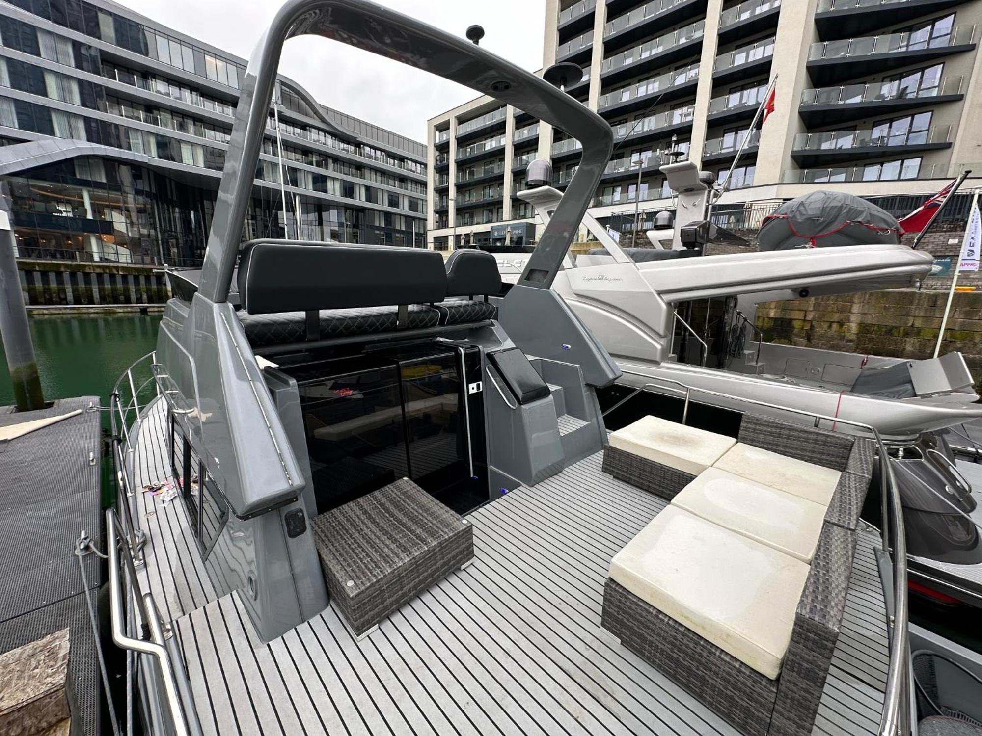 Yacht "X" - 44 Foot Modern Yacht On 5 Star Ocean Village Marina - Minutes Away From City Centre And Cruise Terminals, Free Parking ,Spa Package Available! Southampton Esterno foto
