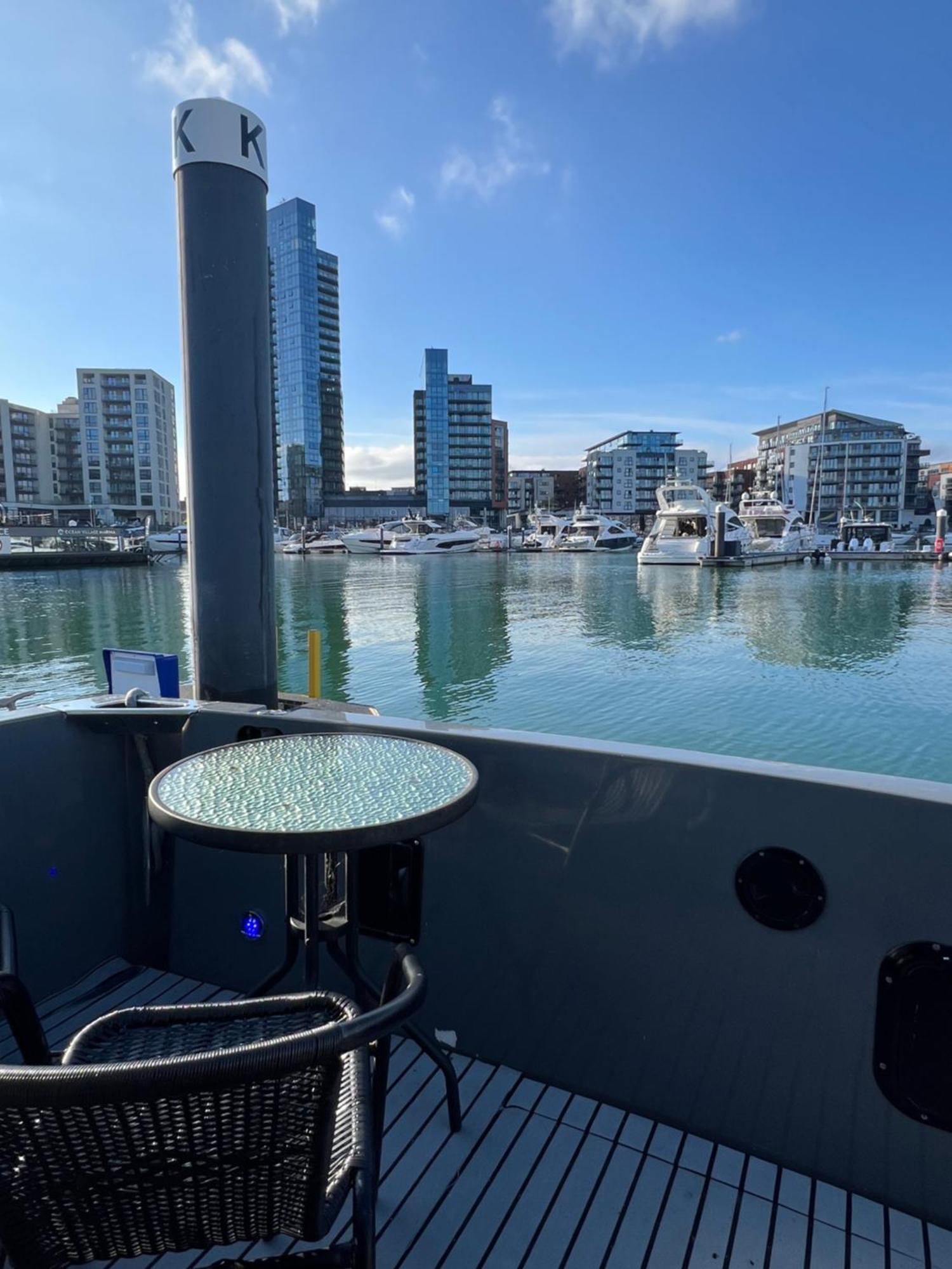 Yacht "X" - 44 Foot Modern Yacht On 5 Star Ocean Village Marina - Minutes Away From City Centre And Cruise Terminals, Free Parking ,Spa Package Available! Southampton Esterno foto